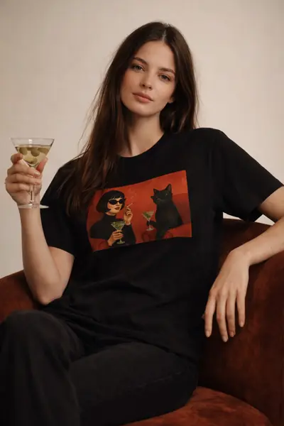 Stylowy nadruk na czarnej koszulce - Studio Mr. Drew